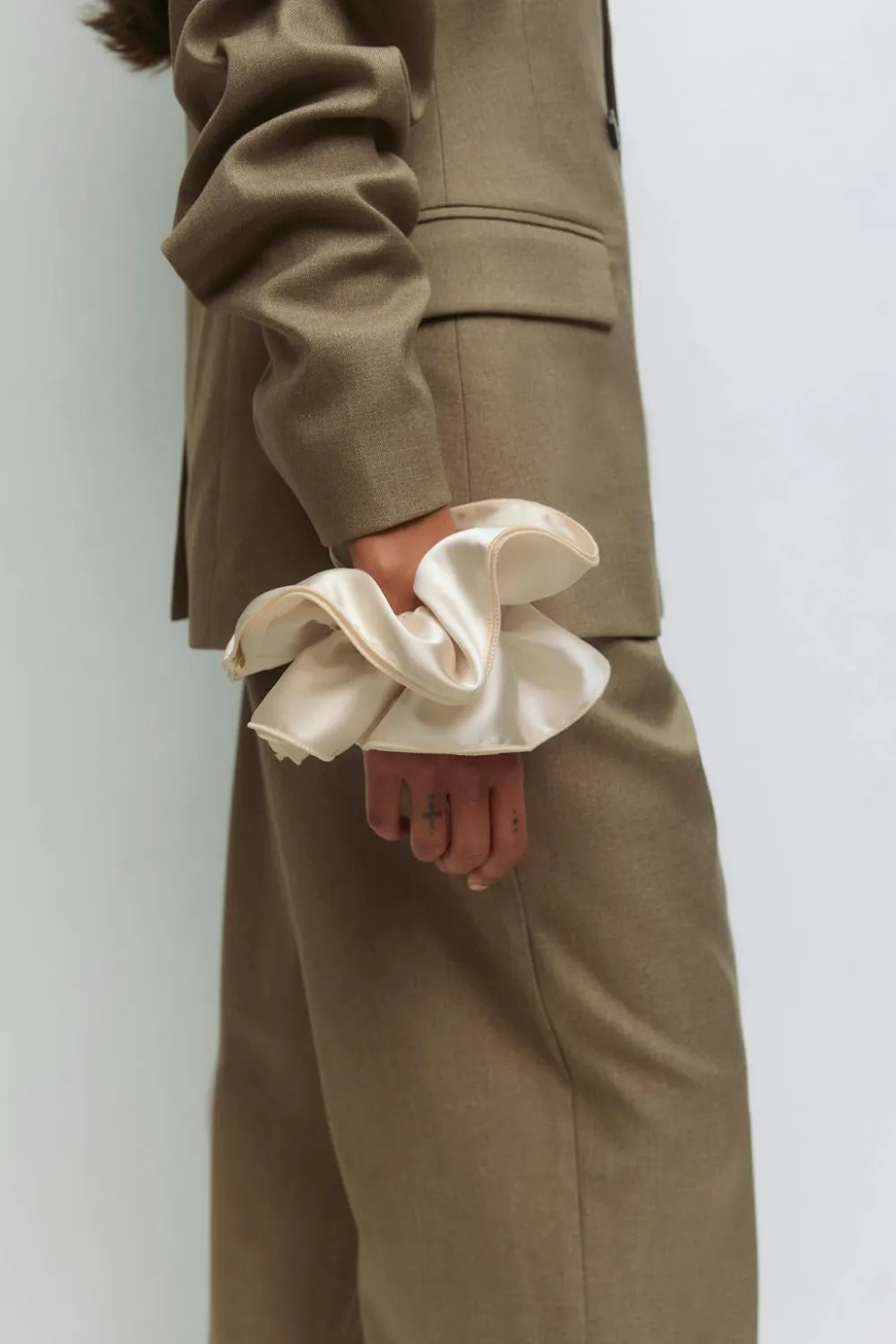 Gina Tricot Big satin scrunchie Hvit Discount
