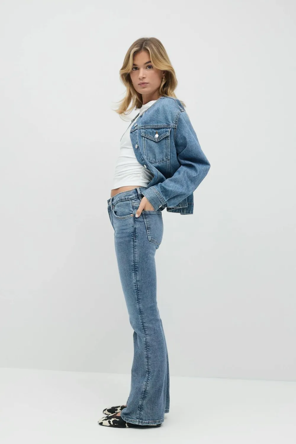 Gina Tricot Low waist bootcut jeans Blå Clearance