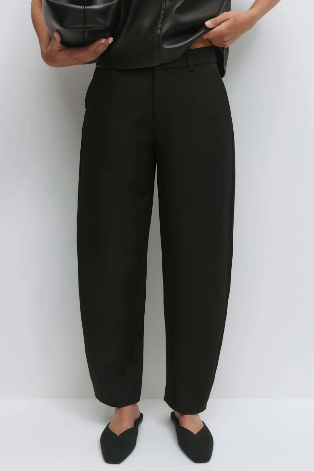 Gina Tricot Mid waist barrel trousers Svart Hot