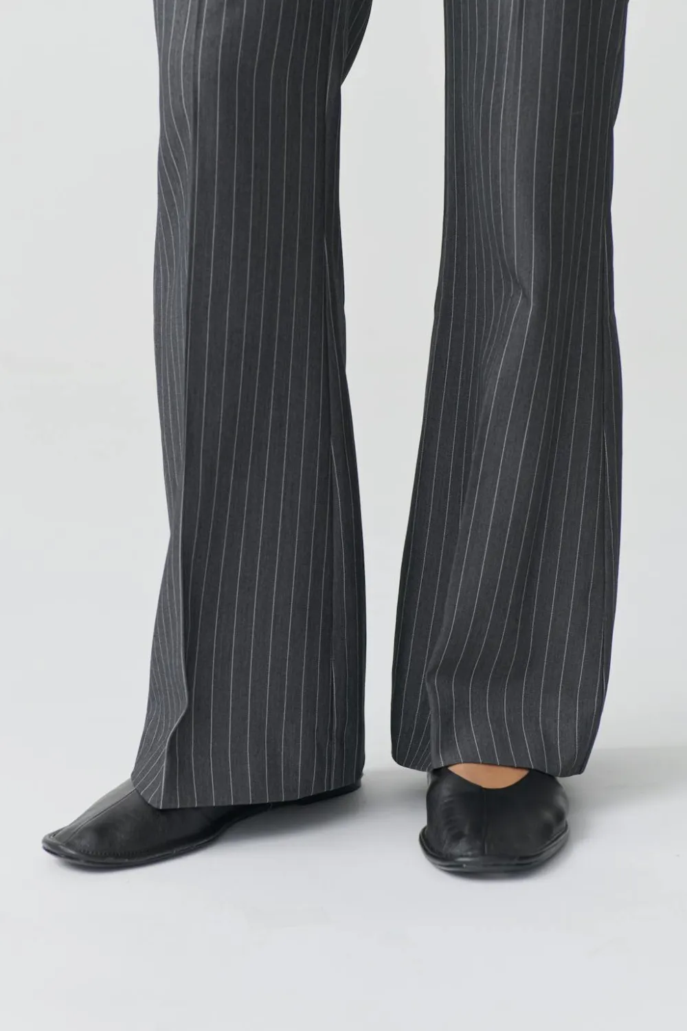 Gina Tricot Relaxed bootcut trousers Grå Outlet