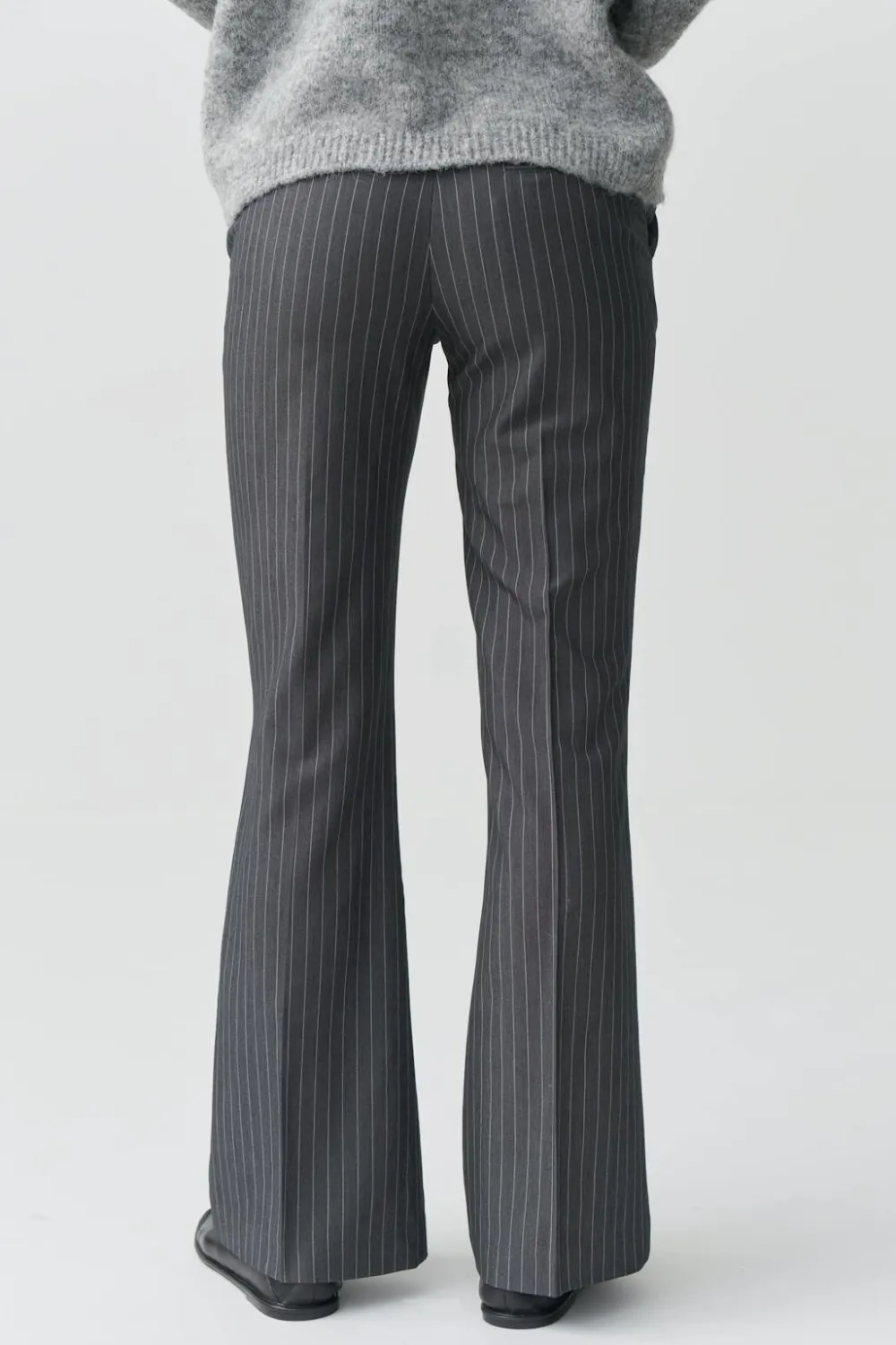 Gina Tricot Relaxed bootcut trousers Grå Outlet