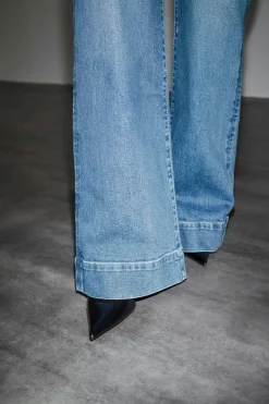 Gina Tricot Waist hug flare jeans Blå Sale