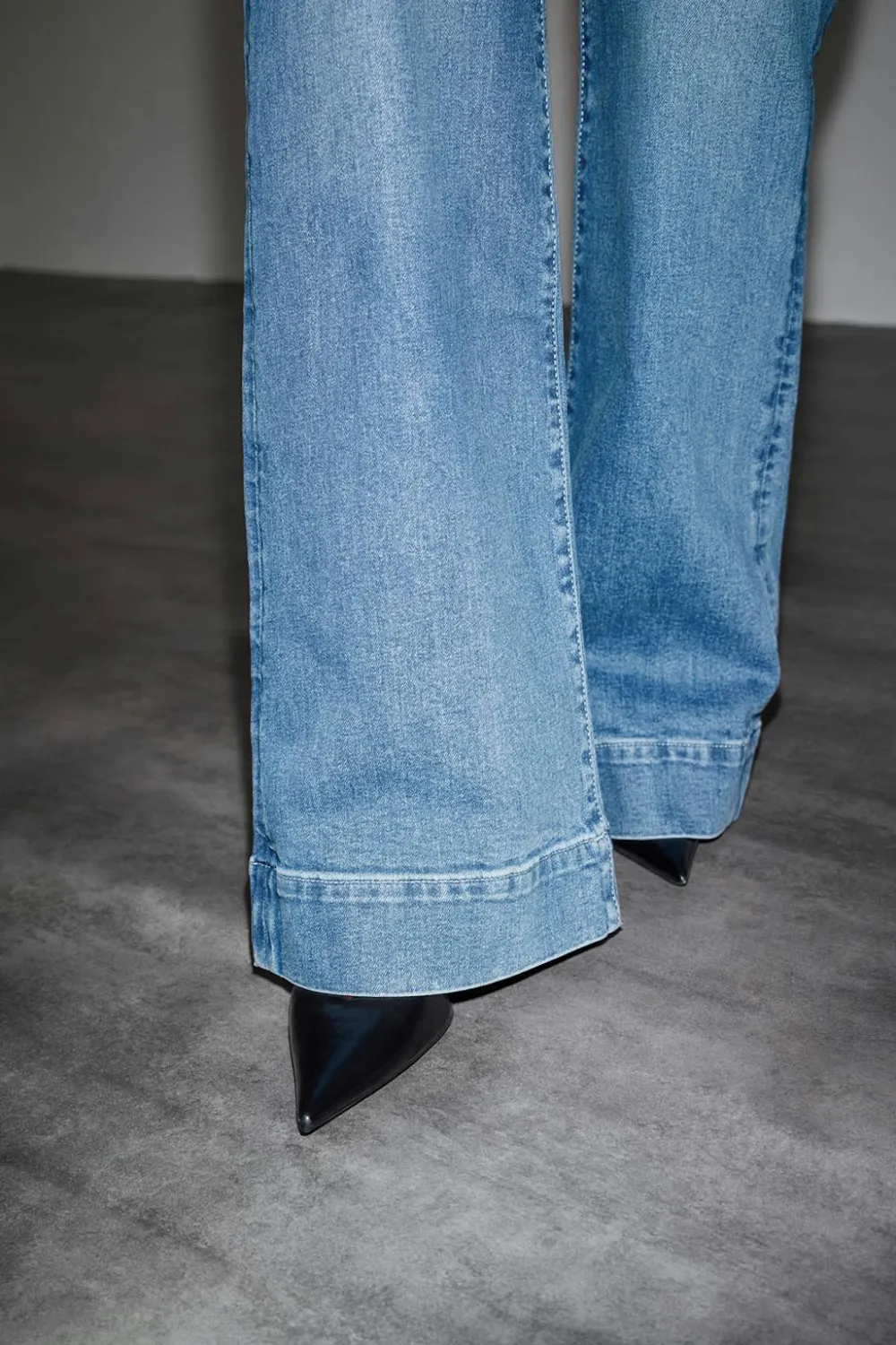 Gina Tricot Waist hug flare jeans Blå Sale