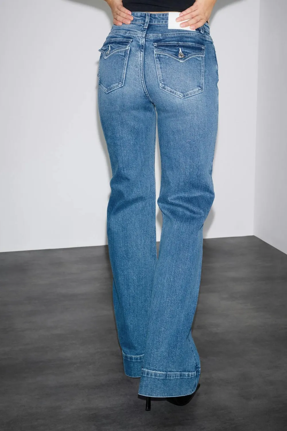 Gina Tricot Waist hug flare jeans Blå Sale