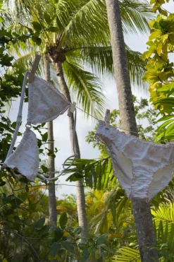 Gina Tricot Y flounce bikini set Hvit New